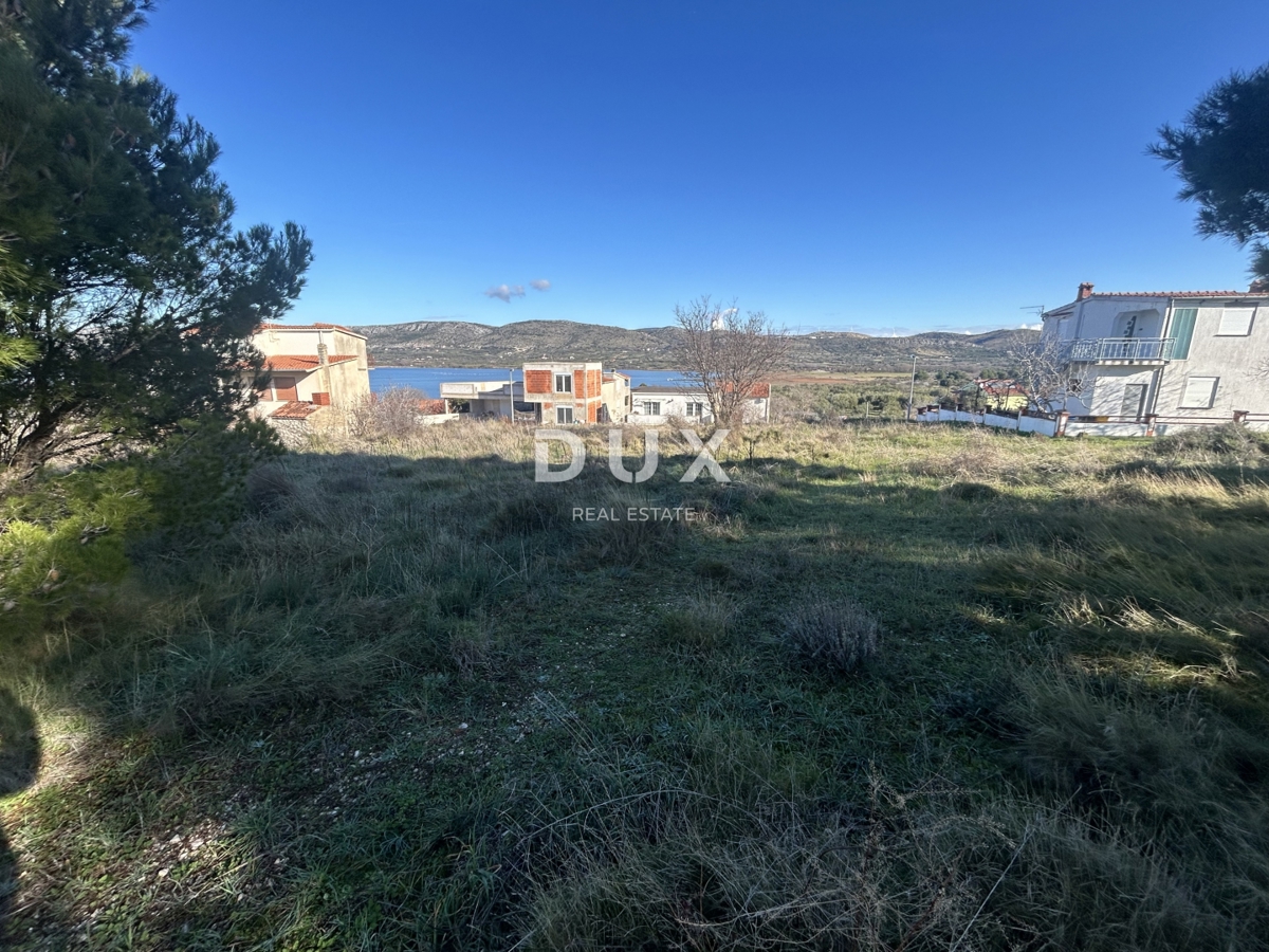 ŠIBENIK, JADRTOVAC – Gradbeno zemljišče 824 m2 s pogledom na morje