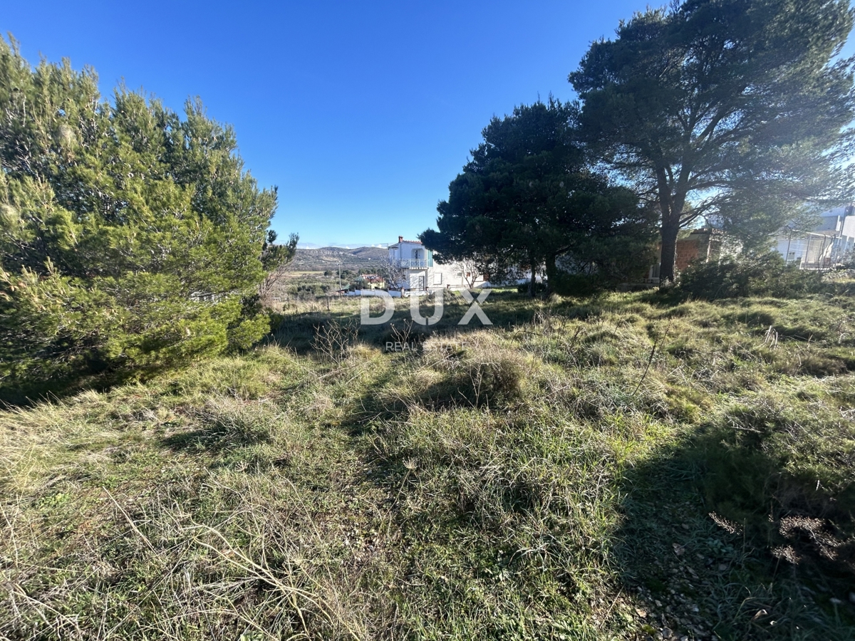 ŠIBENIK, JADRTOVAC – Gradbeno zemljišče 824 m2 s pogledom na morje