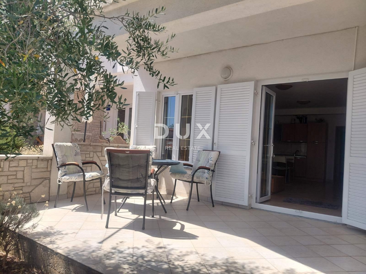 ISTRA, DUGA UVALA - 75 m2 stanovanje v pritličju s teraso le 520 metrov od morja! PRILOŽNOST!