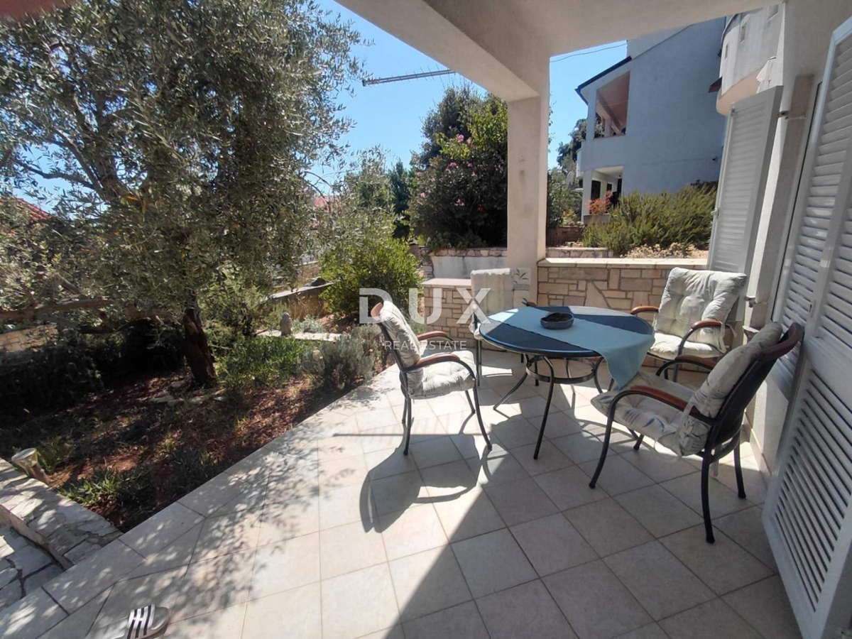 ISTRA, DUGA UVALA - 75 m2 stanovanje v pritličju s teraso le 520 metrov od morja! PRILOŽNOST!