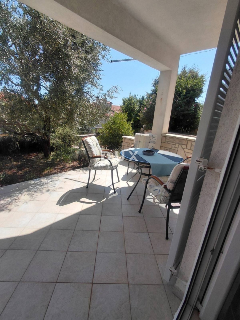 ISTRA, DUGA UVALA - 75 m2 stanovanje v pritličju s teraso le 520 metrov od morja! PRILOŽNOST!