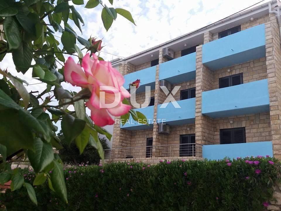 OTOK PAG, PAG - Prostoren hotel in 1271 m2 zemljišča, 1. vrsta do morja