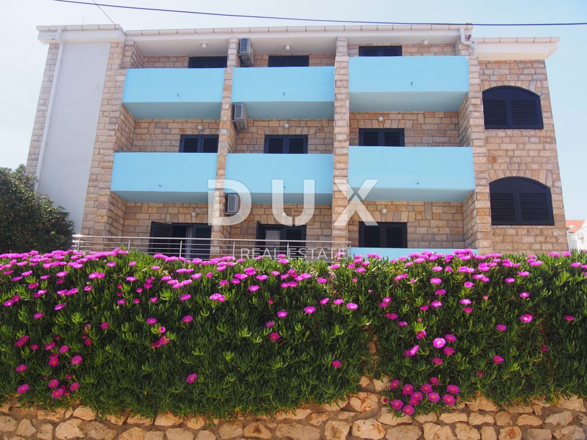 OTOK PAG, PAG - Prostoren hotel in 1271 m2 zemljišča, 1. vrsta do morja