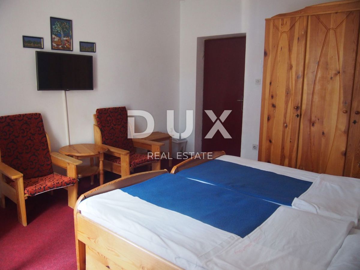 OTOK PAG, PAG - Prostoren hotel in 1271 m2 zemljišča, 1. vrsta do morja