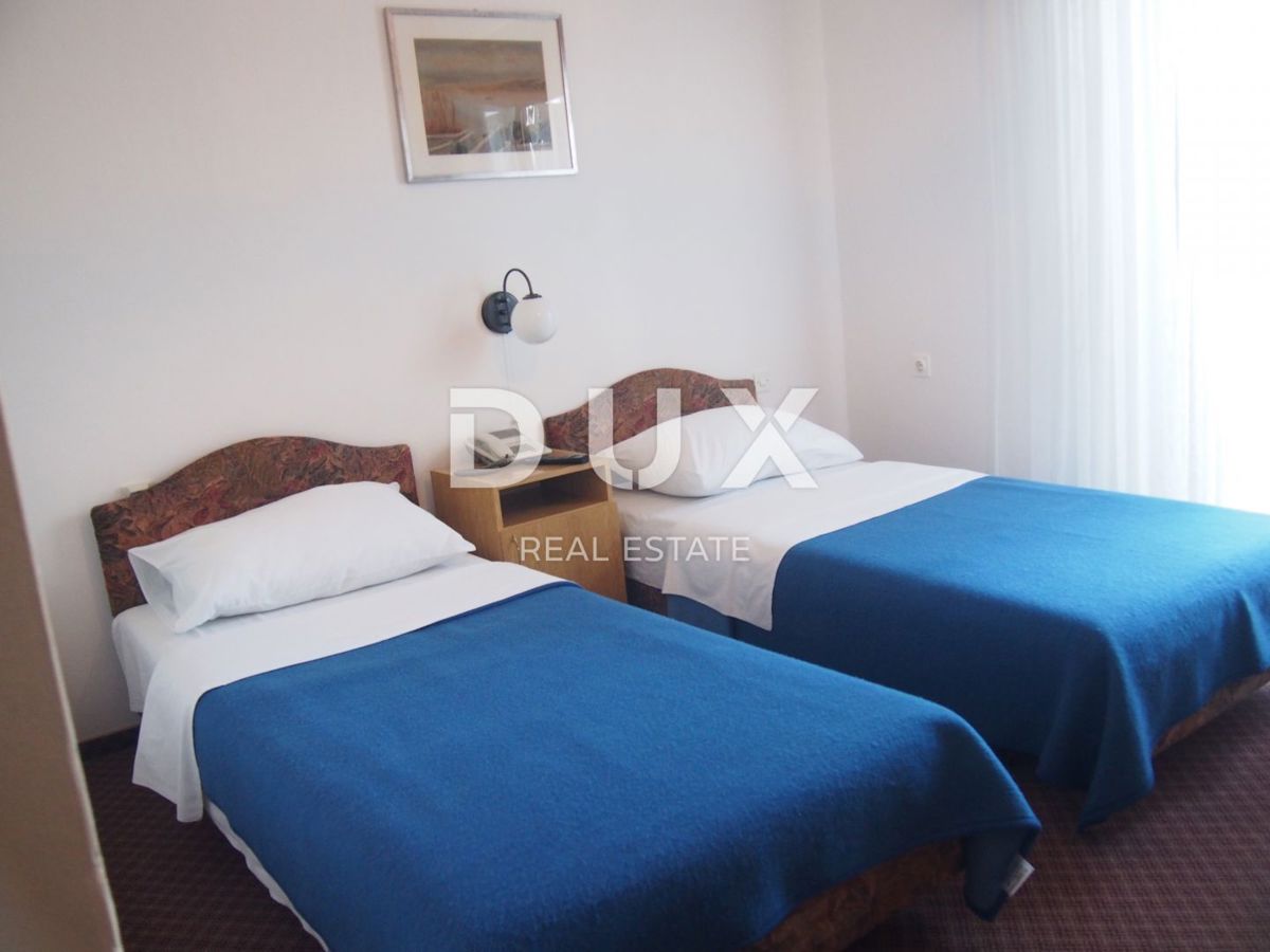 OTOK PAG, PAG - Prostoren hotel in 1271 m2 zemljišča, 1. vrsta do morja