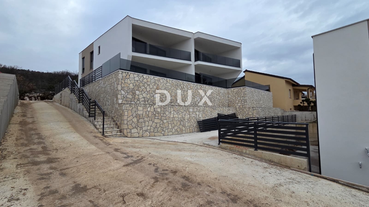 CRIKVENICA, JADRANOVO - luksuzna polpritlična hiša z bazenom, 134m2