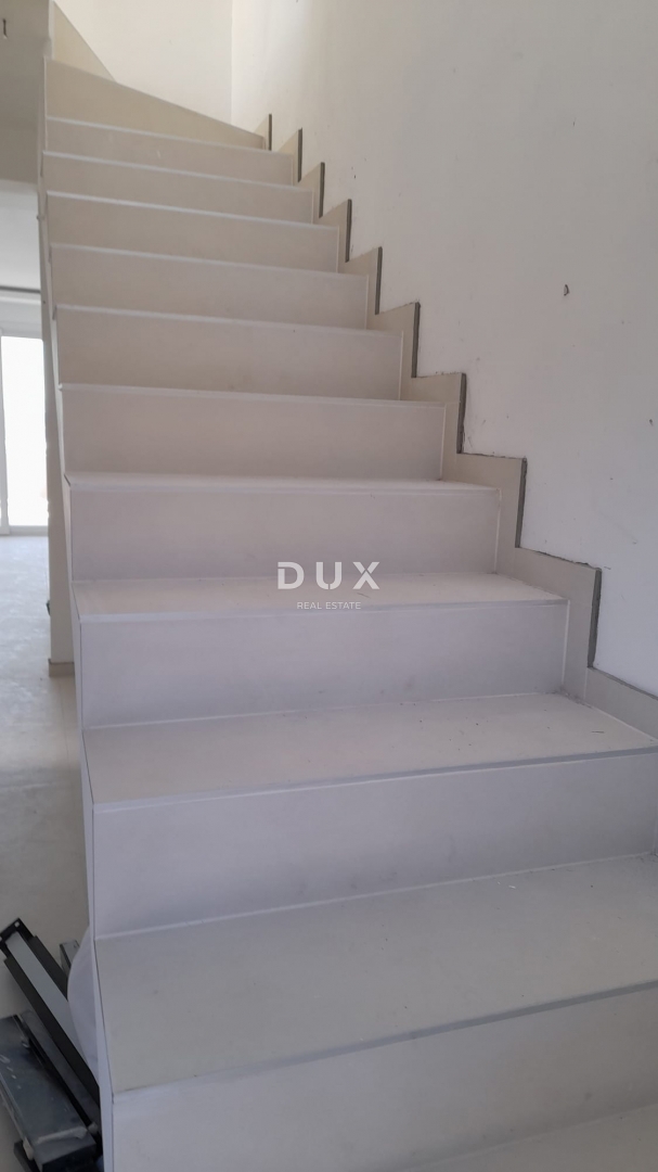 CRIKVENICA, JADRANOVO - luksuzna polpritlična hiša z bazenom, 134m2