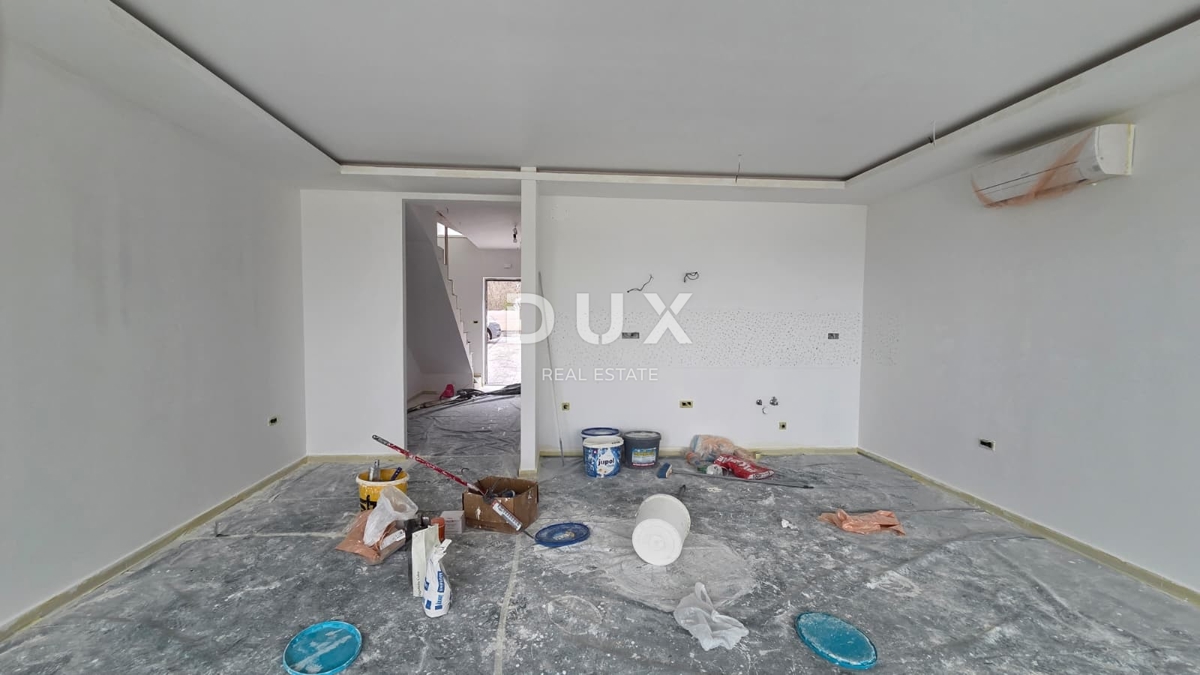 CRIKVENICA, JADRANOVO - luksuzna polpritlična hiša z bazenom, 134m2