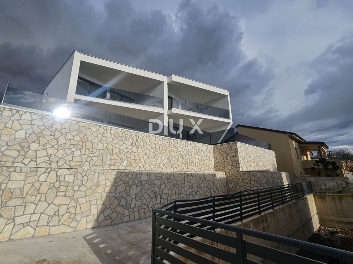 CRIKVENICA, JADRANOVO - luksuzna polpritlična hiša z bazenom, 134m2