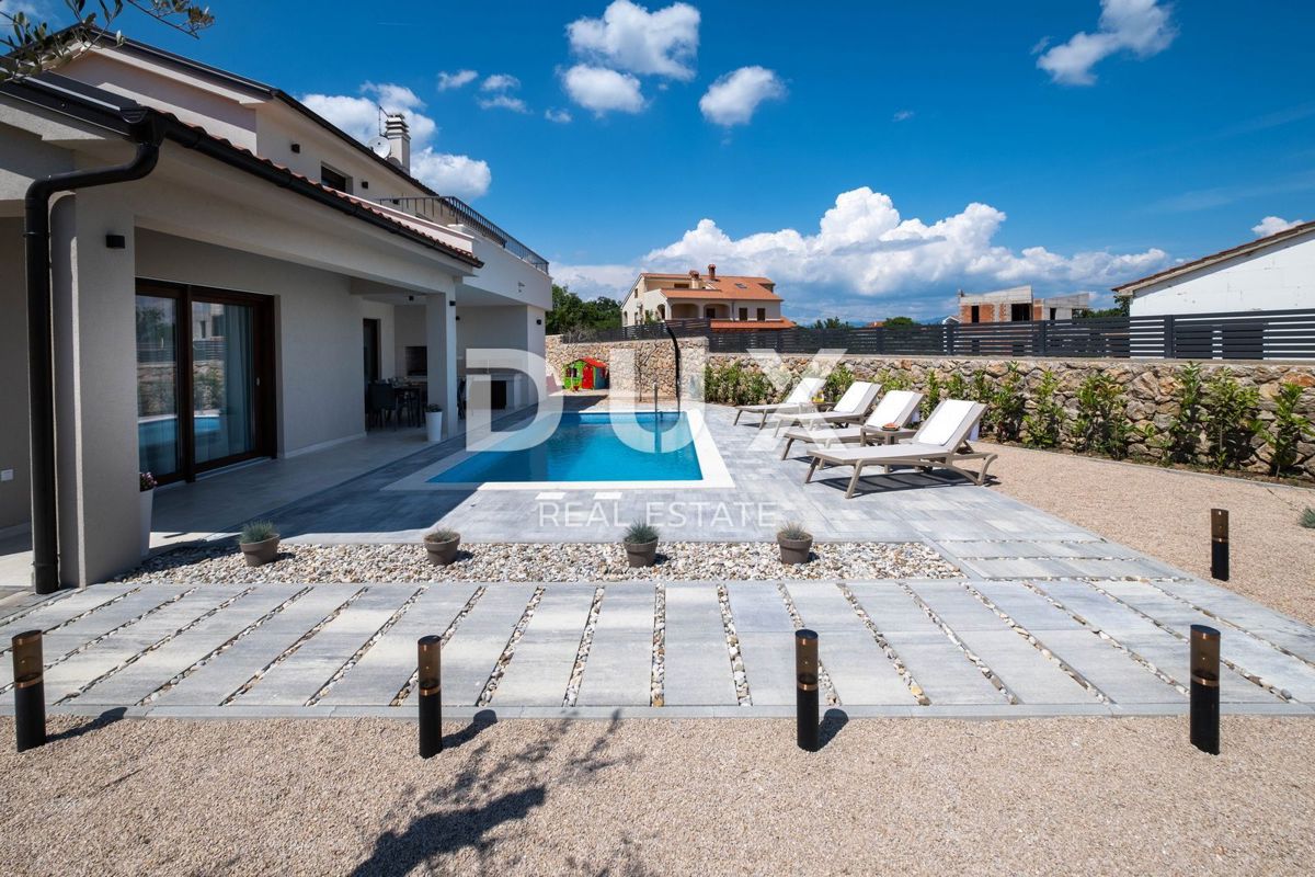 OTOK KRK, okolica mesta Krk - Luksuzna vila v novogradnji na mirni lokaciji