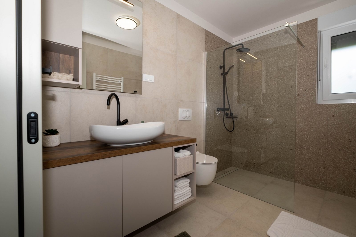 OTOK KRK, okolica mesta Krk - Luksuzna vila v novogradnji na mirni lokaciji