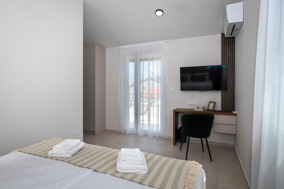 OTOK KRK, okolica mesta Krk - Luksuzna vila v novogradnji na mirni lokaciji