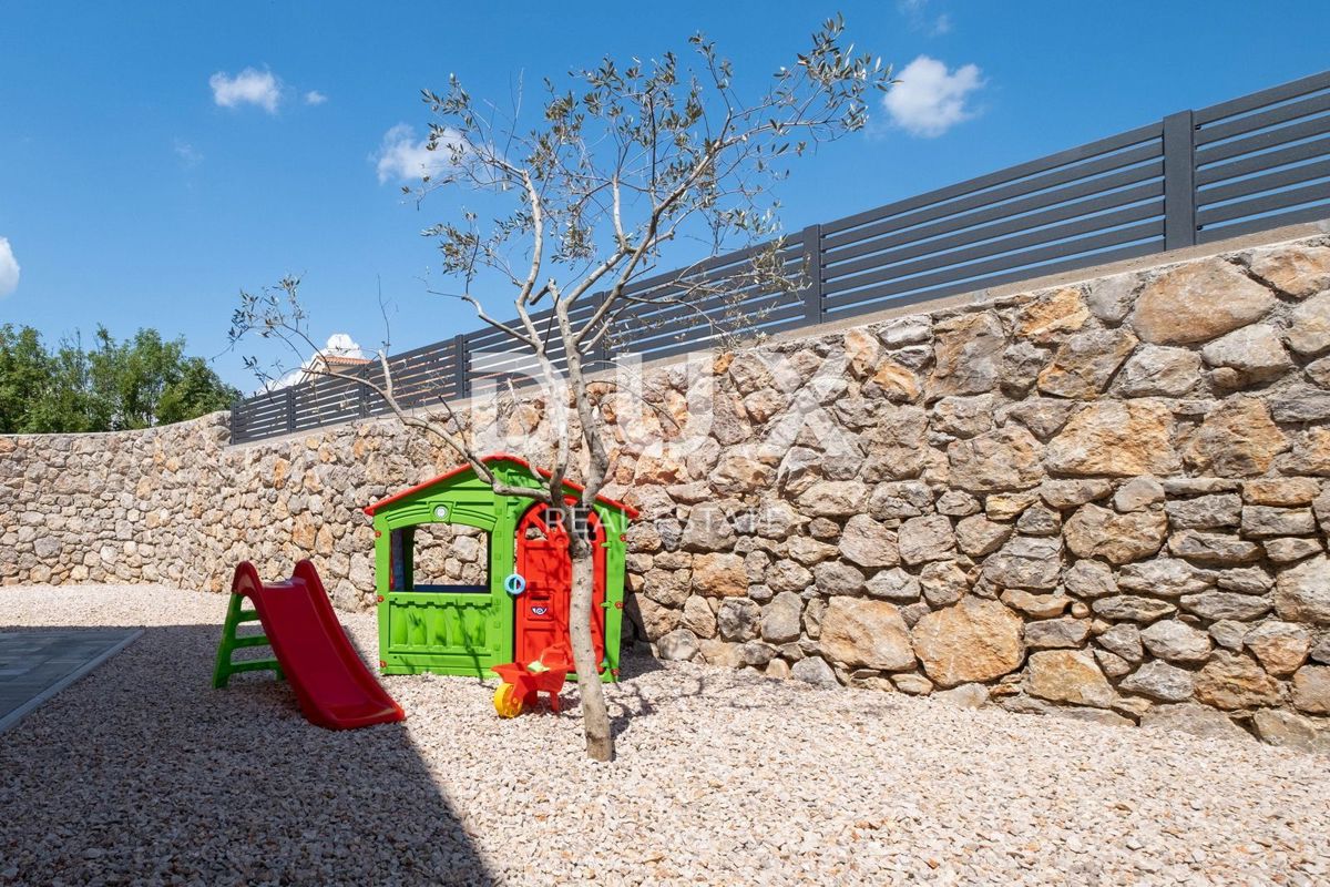 OTOK KRK, okolica mesta Krk - Luksuzna vila v novogradnji na mirni lokaciji