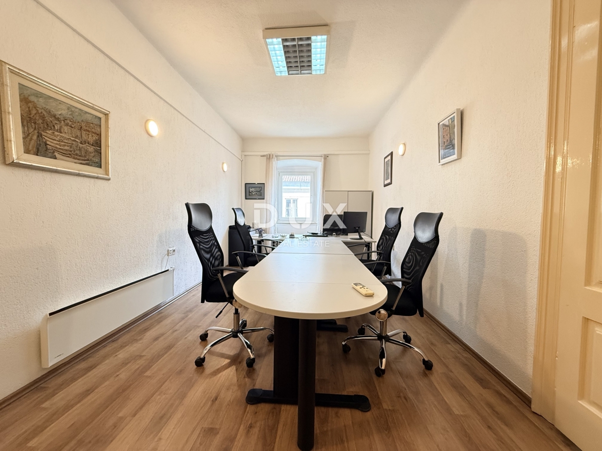 RIJEKA, KORZO - Poslovni prostor s 3 sobami, kopalnico in straniščem