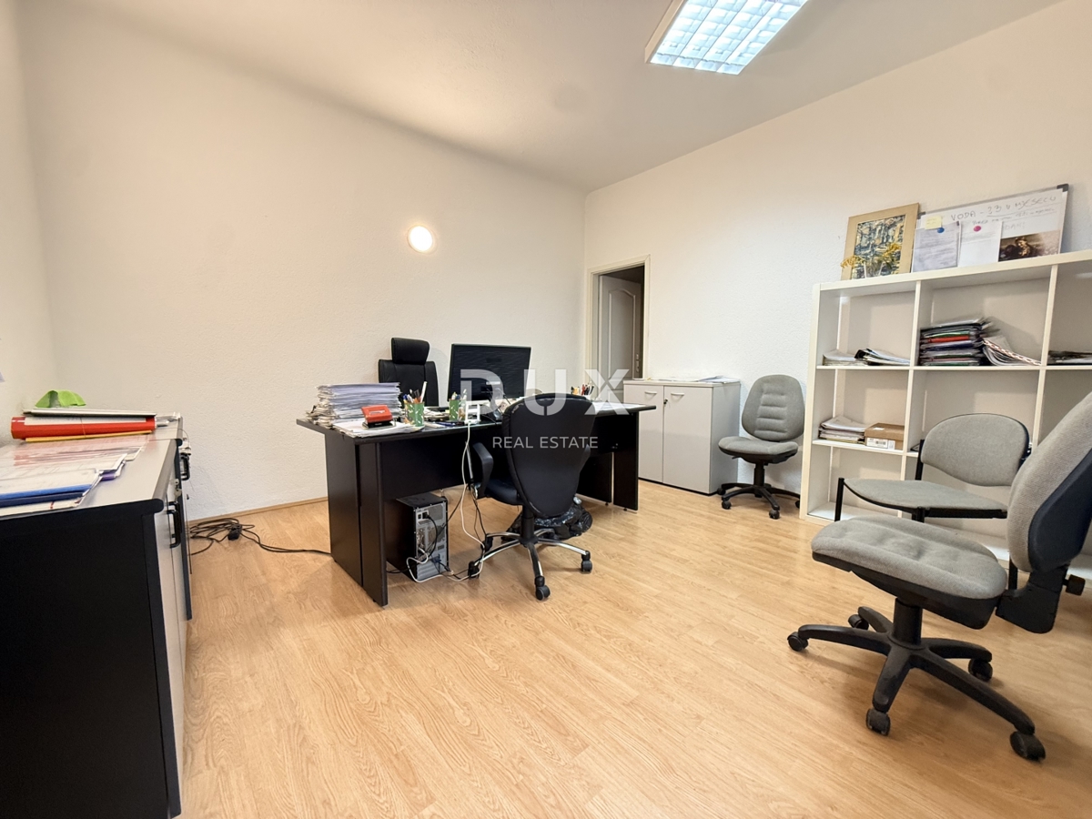 RIJEKA, KORZO - Poslovni prostor s 3 sobami, kopalnico in straniščem