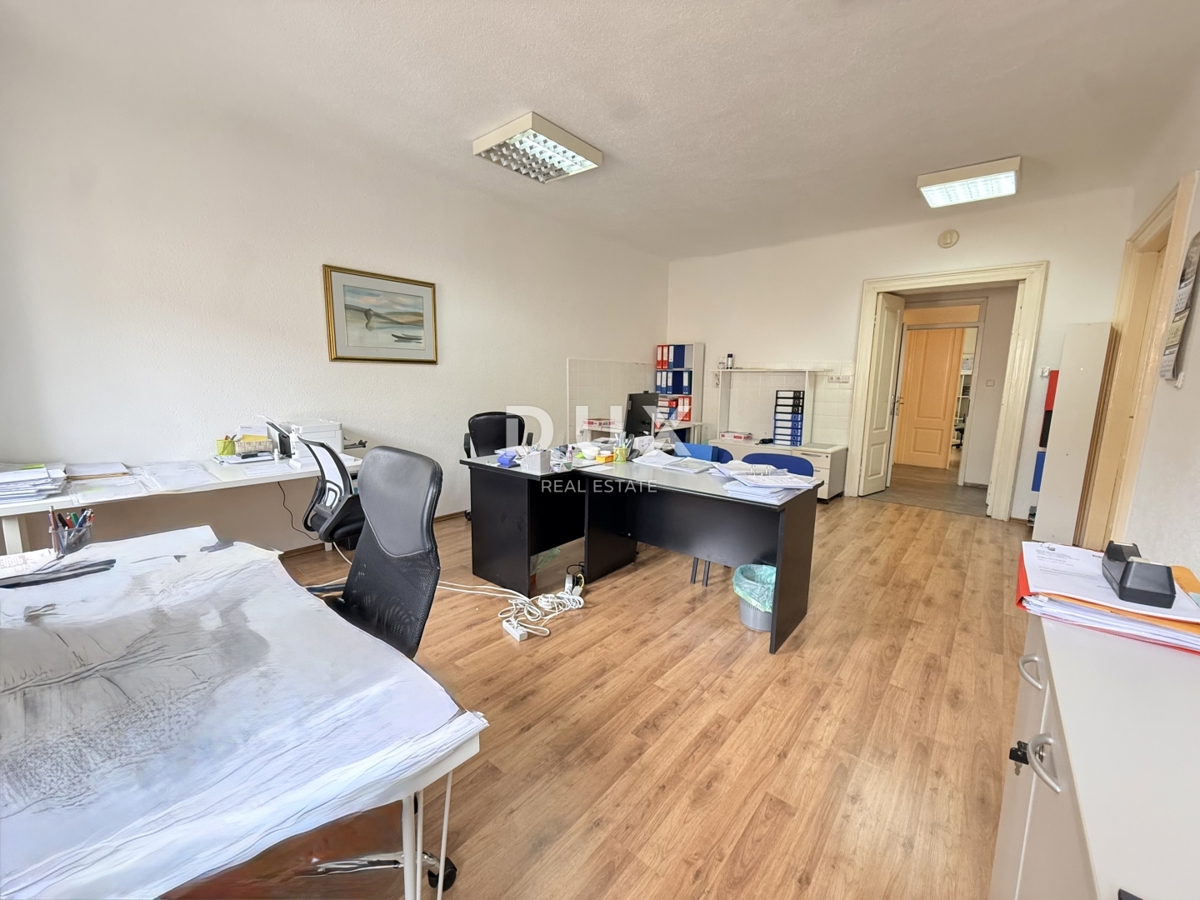 RIJEKA, KORZO - Poslovni prostor s 3 sobami, kopalnico in straniščem