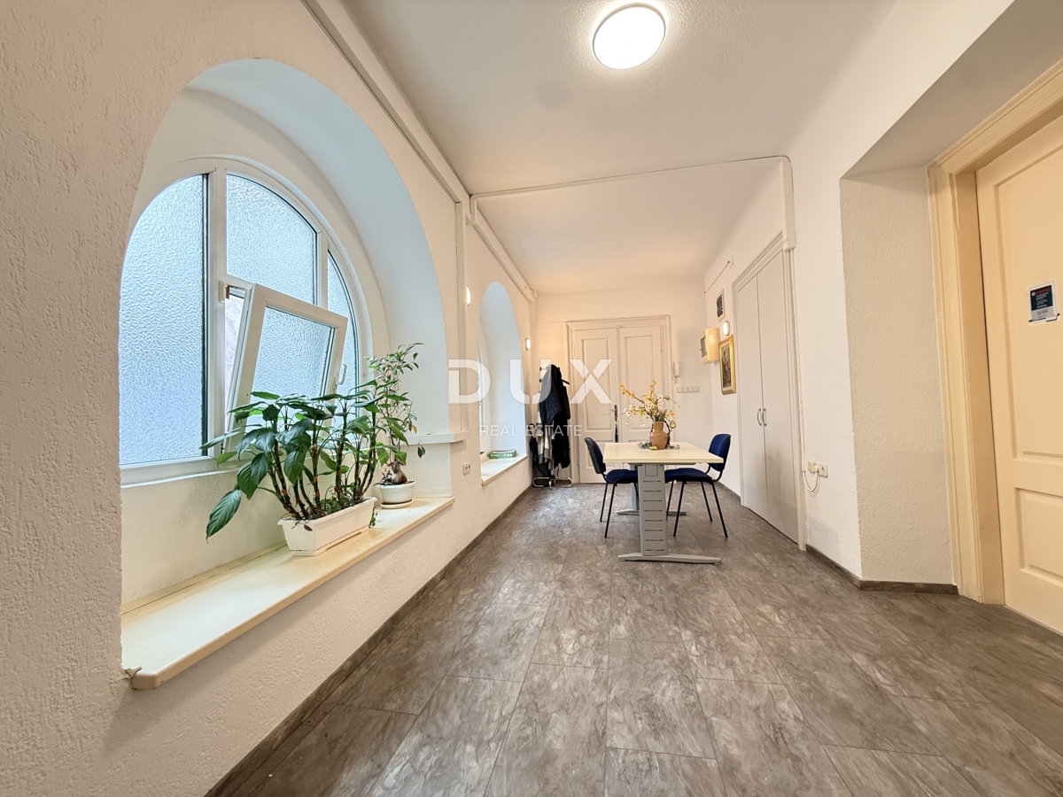 RIJEKA, KORZO - Poslovni prostor s 3 sobami, kopalnico in straniščem