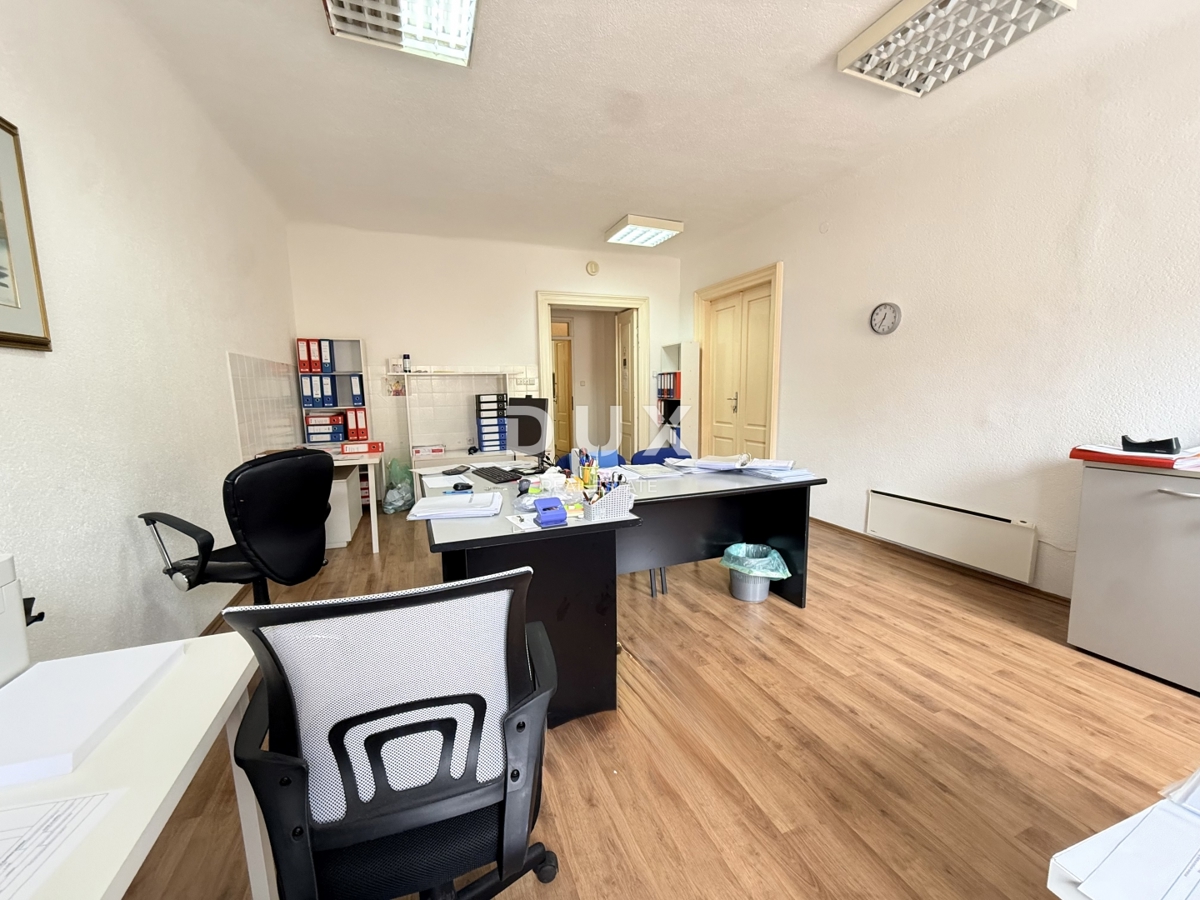 RIJEKA, KORZO - Poslovni prostor s 3 sobami, kopalnico in straniščem