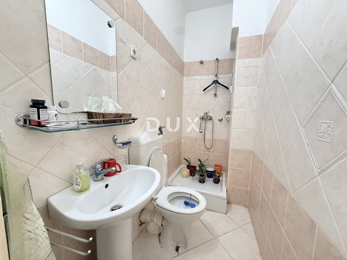 RIJEKA, KORZO - Poslovni prostor s 3 sobami, kopalnico in straniščem