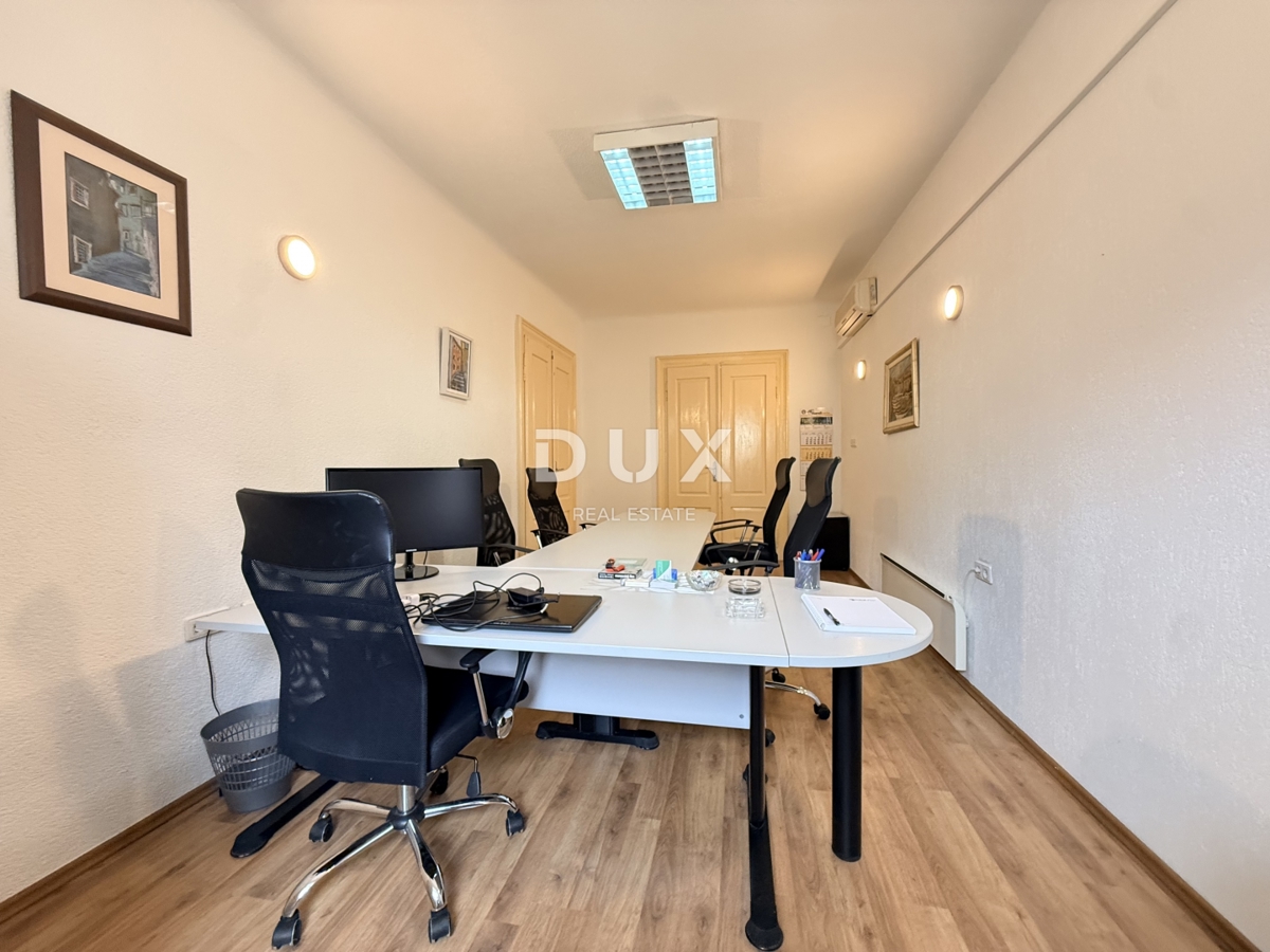 RIJEKA, KORZO - Poslovni prostor s 3 sobami, kopalnico in straniščem