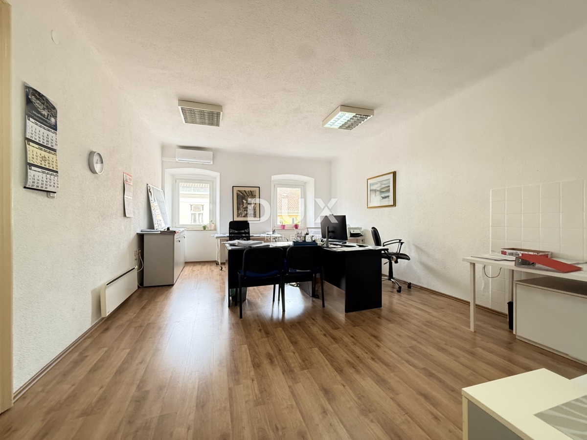 RIJEKA, KORZO - Poslovni prostor s 3 sobami, kopalnico in straniščem