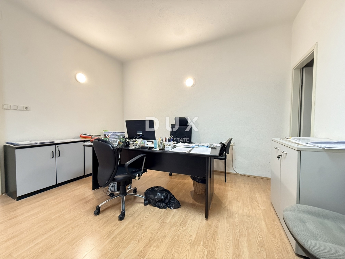 RIJEKA, KORZO - Poslovni prostor s 3 sobami, kopalnico in straniščem