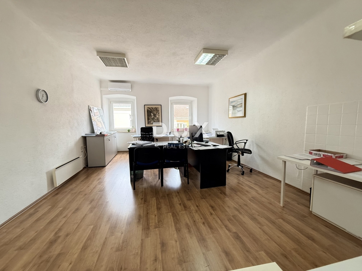 RIJEKA, KORZO - Poslovni prostor s 3 sobami, kopalnico in straniščem