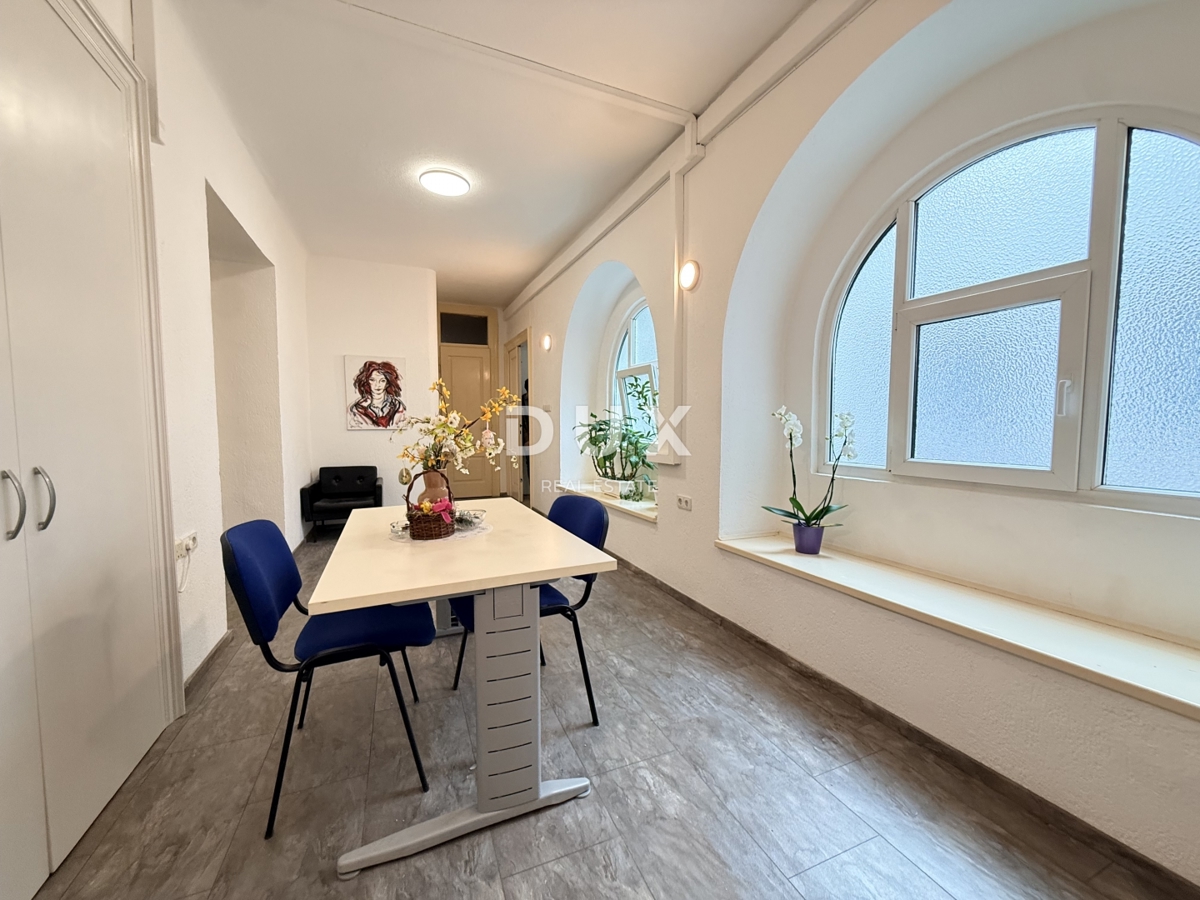 RIJEKA, KORZO - Poslovni prostor s 3 sobami, kopalnico in straniščem