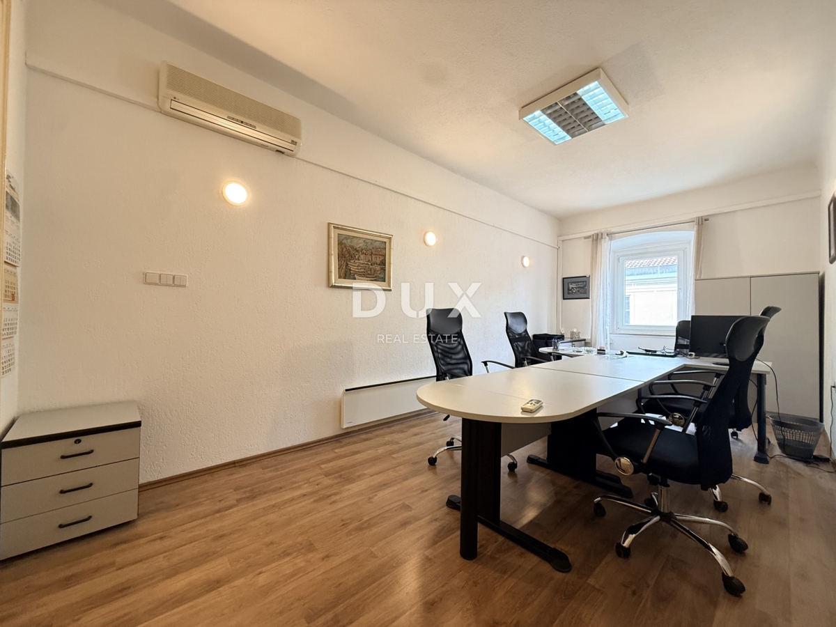 RIJEKA, KORZO - Poslovni prostor s 3 sobami, kopalnico in straniščem