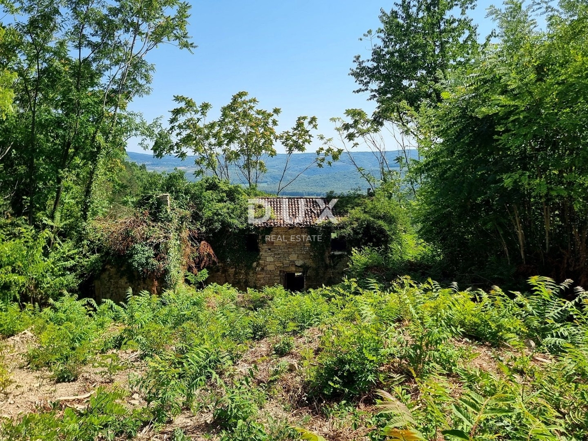 ISTRA, GROŽNJAN - Gradbeno zemljišče na osamljeni lokaciji s panoramskim razgledom