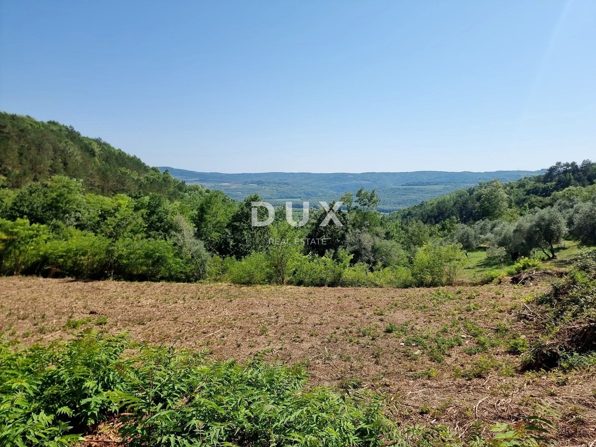 ISTRA, GROŽNJAN - Gradbeno zemljišče na osamljeni lokaciji s panoramskim razgledom