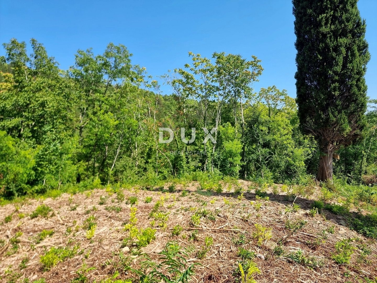 ISTRA, GROŽNJAN - Gradbeno zemljišče na osamljeni lokaciji s panoramskim razgledom