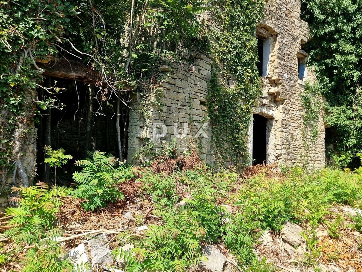 ISTRA, GROŽNJAN - Gradbeno zemljišče na osamljeni lokaciji s panoramskim razgledom