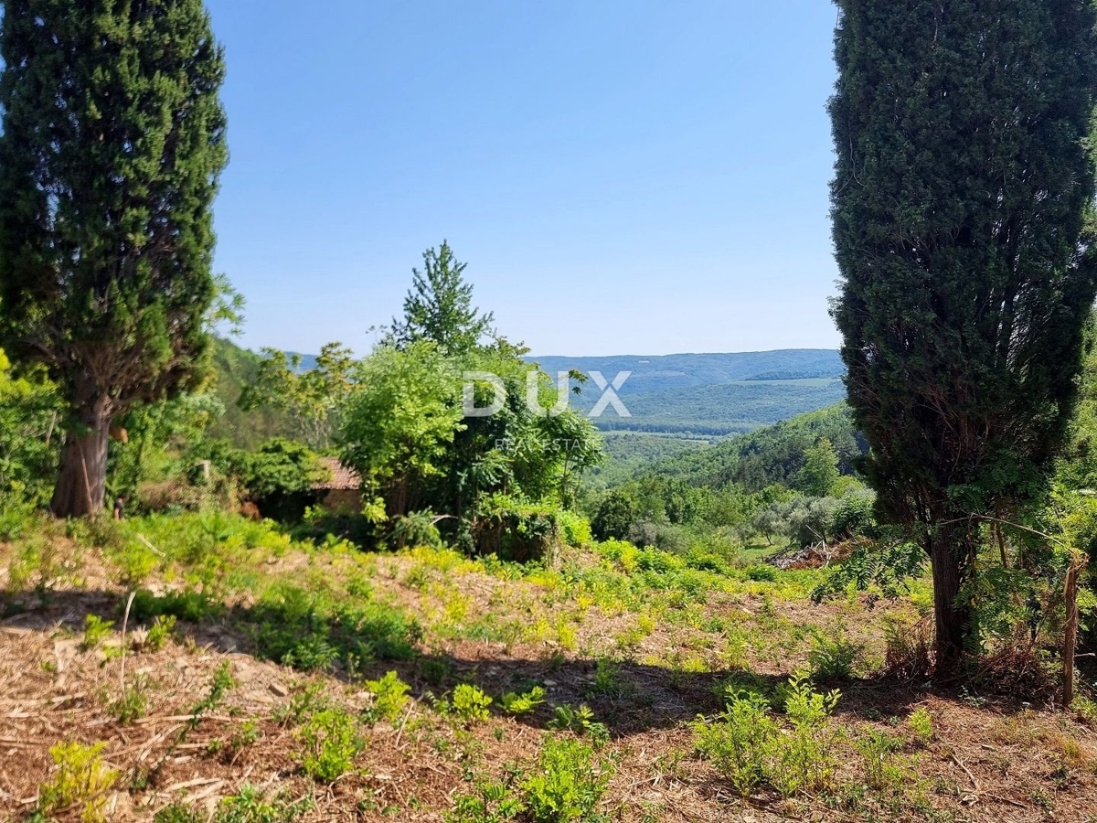 ISTRA, GROŽNJAN - Gradbeno zemljišče na osamljeni lokaciji s panoramskim razgledom