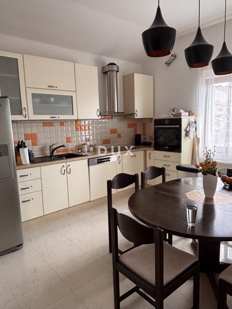 ŠIBENIK, CRNICA – Dupleks stanovanje z razgledom in garažo, 250 m²