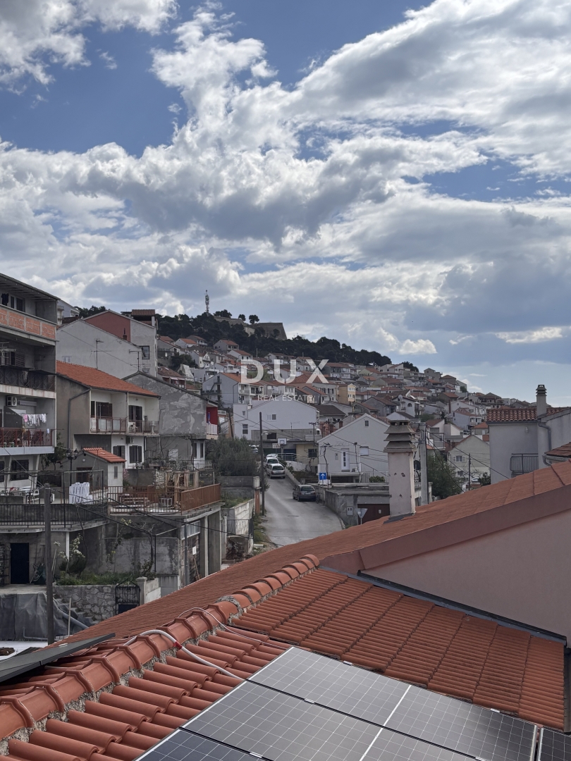 ŠIBENIK, CRNICA – Dupleks stanovanje z razgledom in garažo, 250 m²
