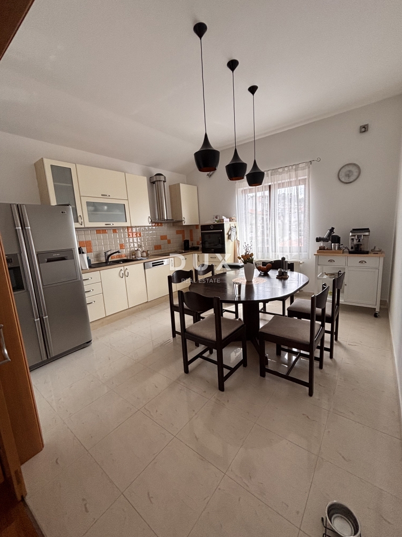 ŠIBENIK, CRNICA – Dupleks stanovanje z razgledom in garažo, 250 m²