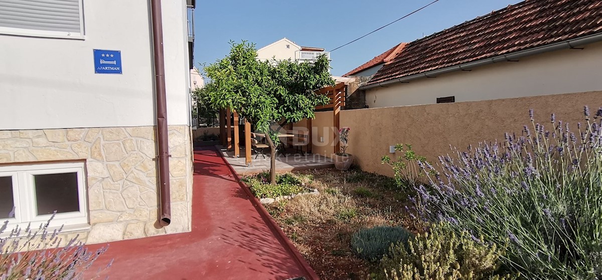 ZADAR, VIŠNJIK - Moderno urejen dvonadstropni objekt z 2 stanovanjema