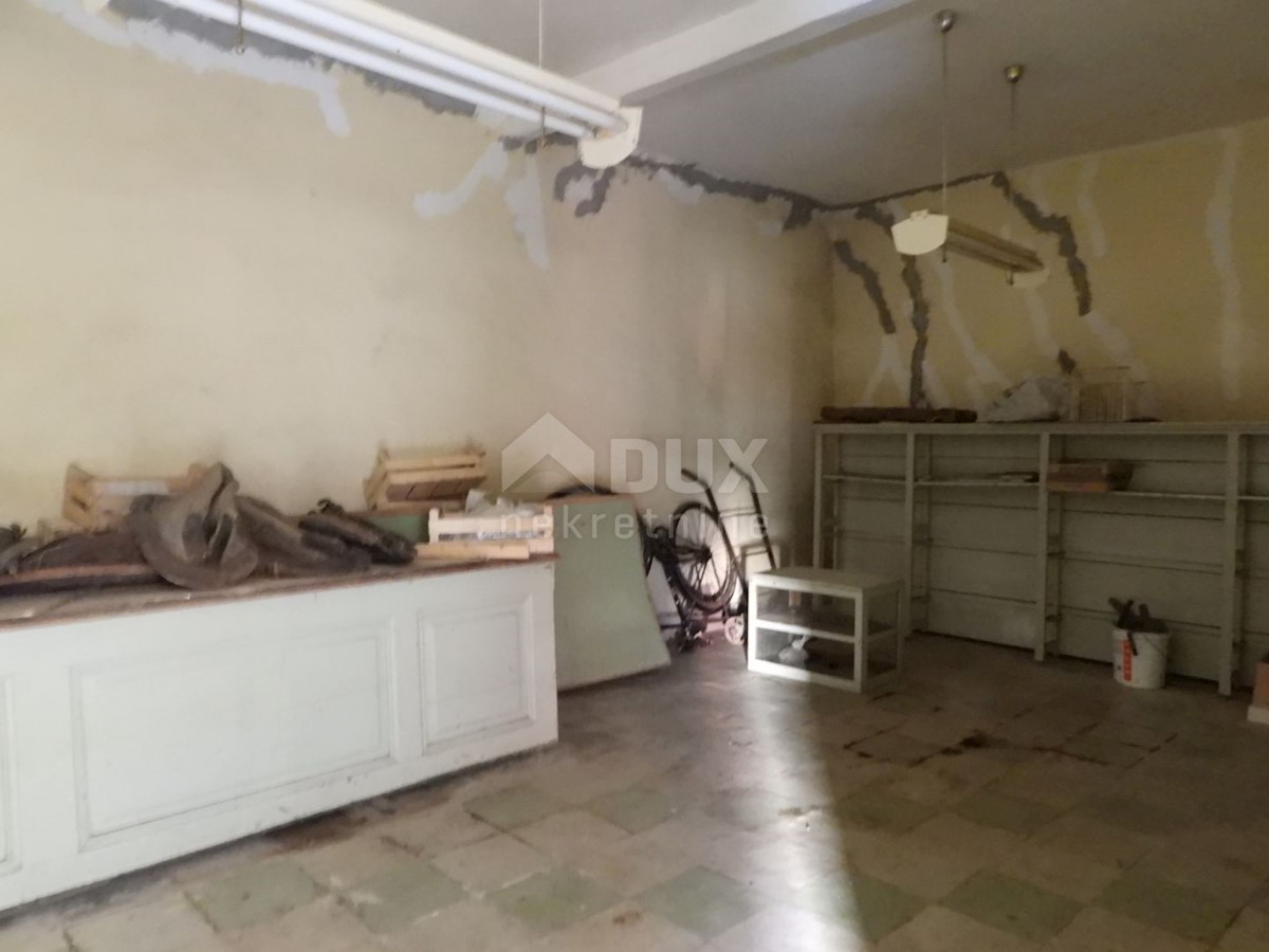 GORSKI KOTAR, SUNGER- stara hiša + 2 gospodarski poslopji + okolica 9000m2