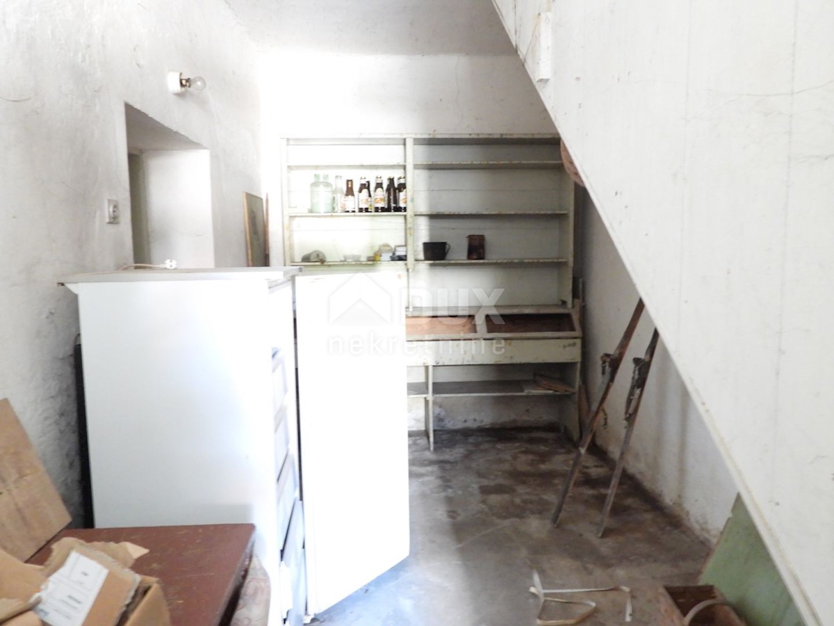 GORSKI KOTAR, SUNGER- stara hiša + 2 gospodarski poslopji + okolica 9000m2