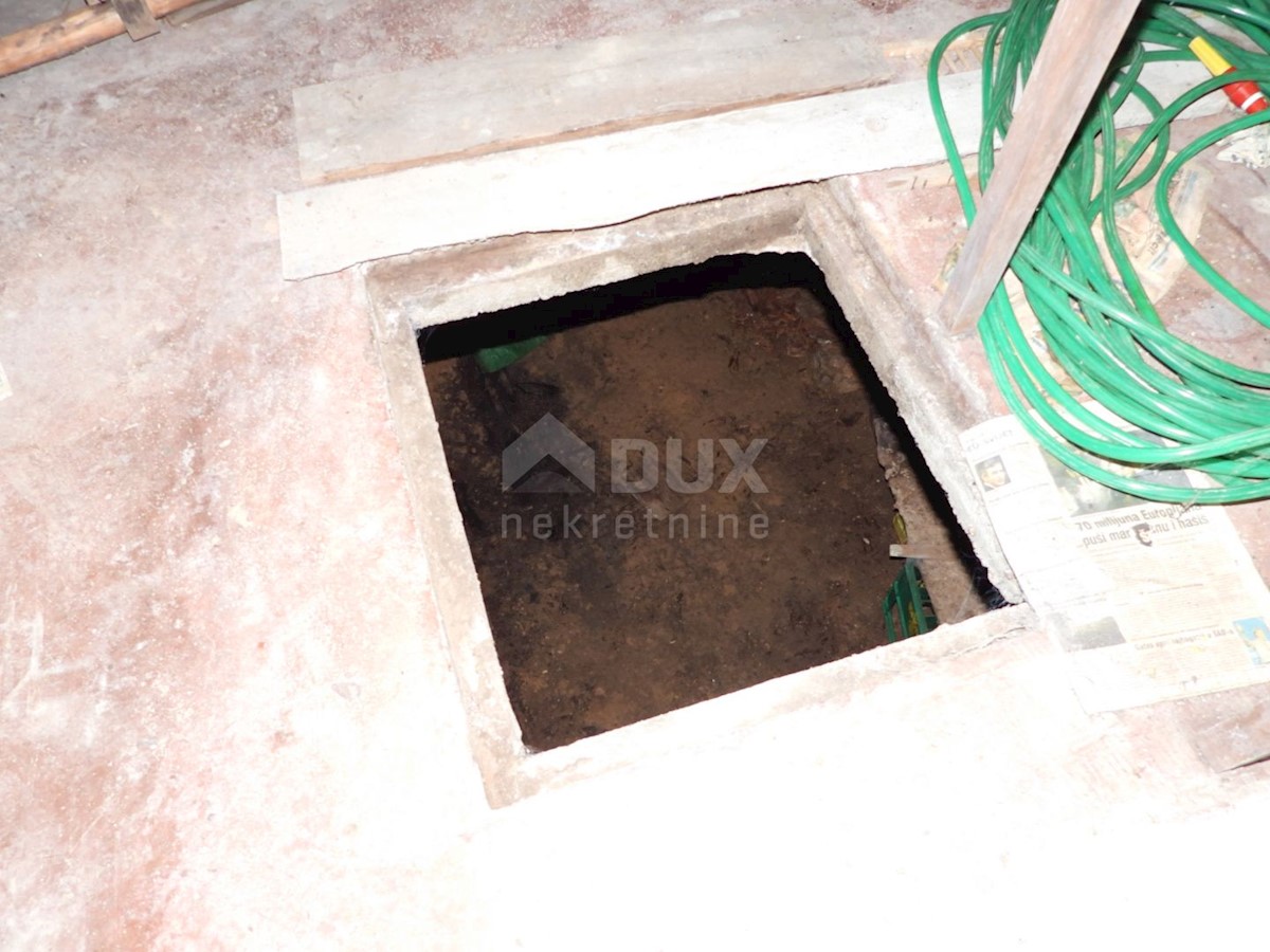 GORSKI KOTAR, SUNGER- stara hiša + 2 gospodarski poslopji + okolica 9000m2