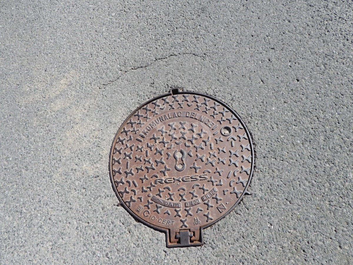 GORSKI KOTAR, SUNGER- stara hiša + 2 gospodarski poslopji + okolica 9000m2