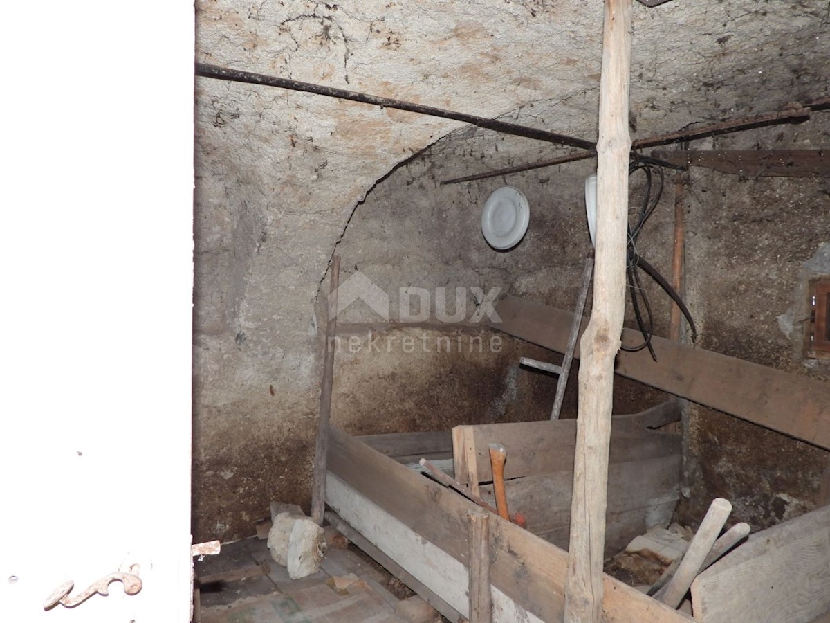 GORSKI KOTAR, SUNGER- stara hiša + 2 gospodarski poslopji + okolica 9000m2