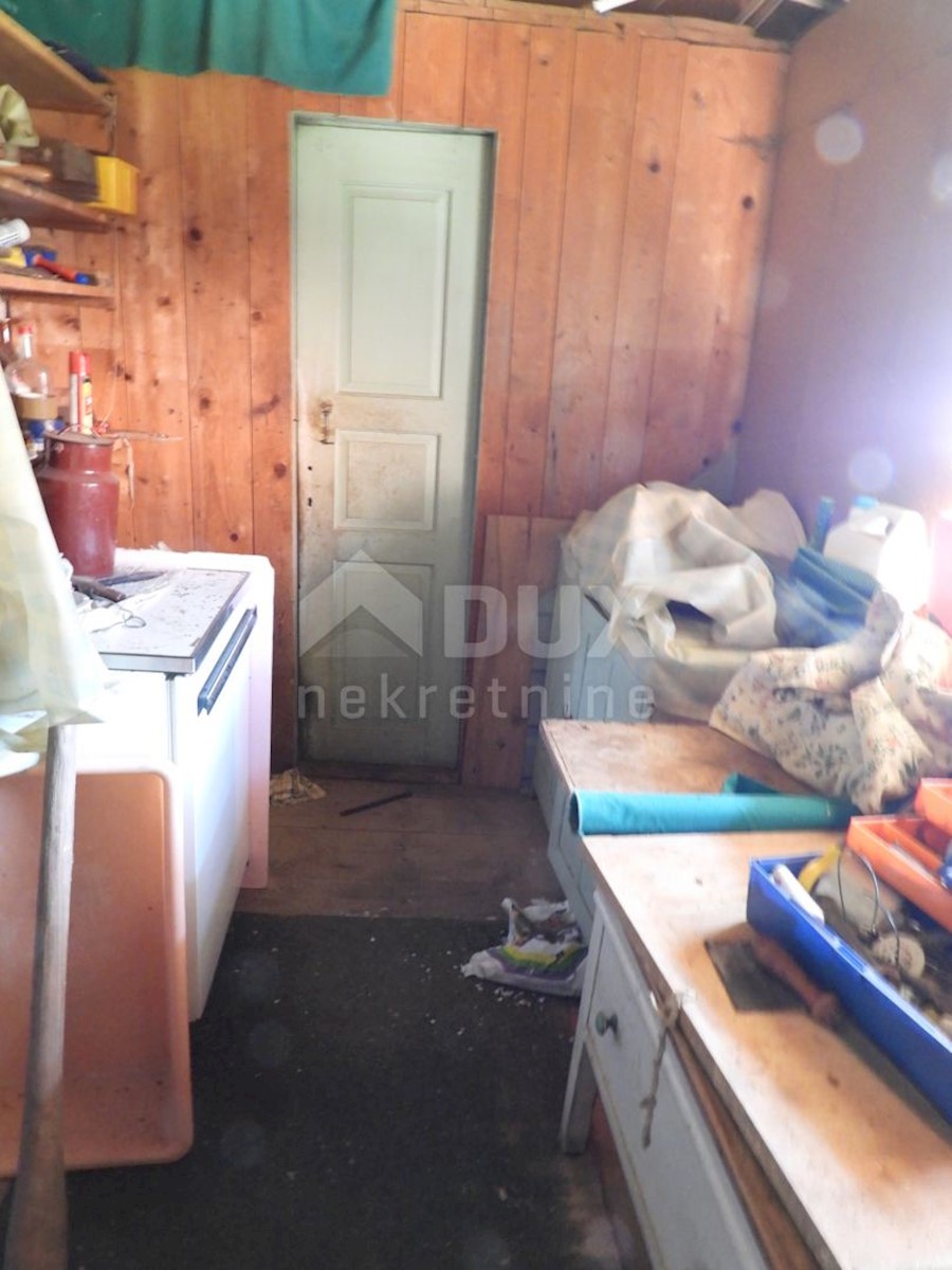 GORSKI KOTAR, SUNGER- stara hiša + 2 gospodarski poslopji + okolica 9000m2