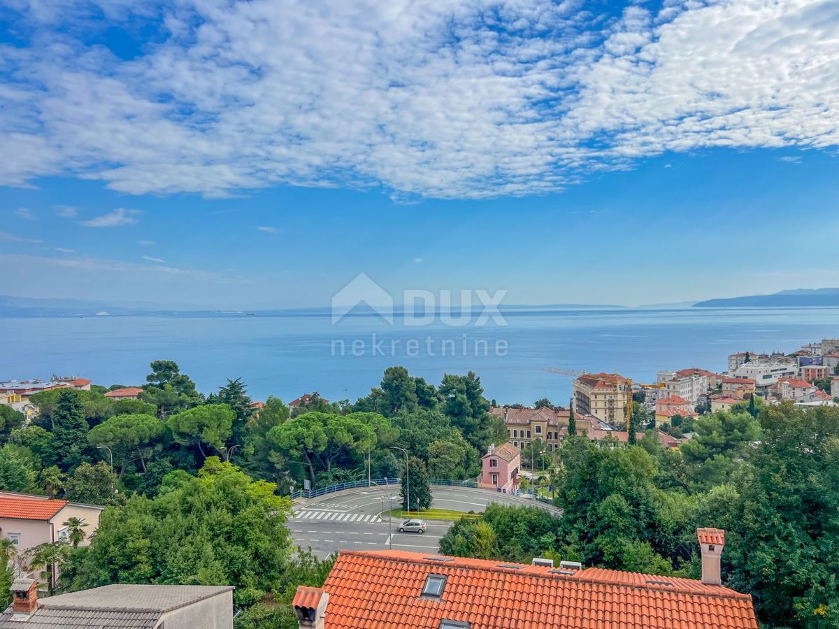 OPATIJA, CENTER - stanovanje v vrhunski novogradnji z lastnim bazenom, panoramski pogled na morje, garaža