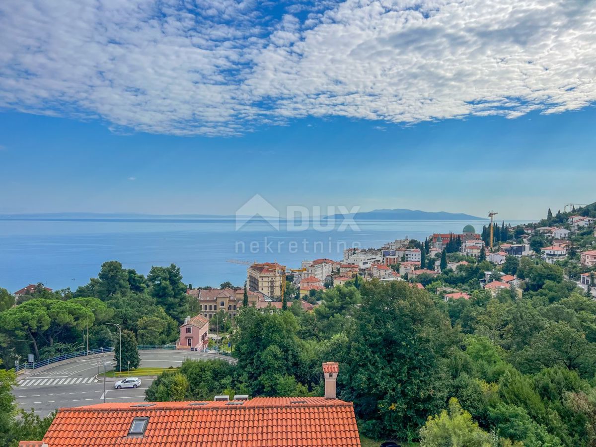 OPATIJA, CENTER - stanovanje v vrhunski novogradnji z lastnim bazenom, panoramski pogled na morje, garaža