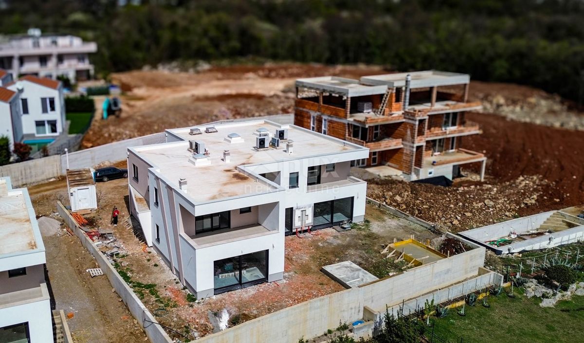 OPATIJA, POBRI - Vila dvojček 177m2 s pogledom na morje + urejen vrt 250m2