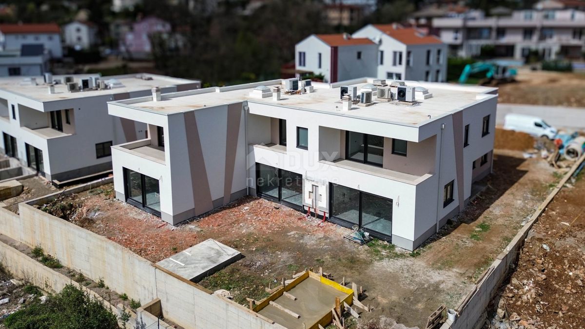 OPATIJA, POBRI - Vila dvojček 177m2 s pogledom na morje + urejen vrt 250m2