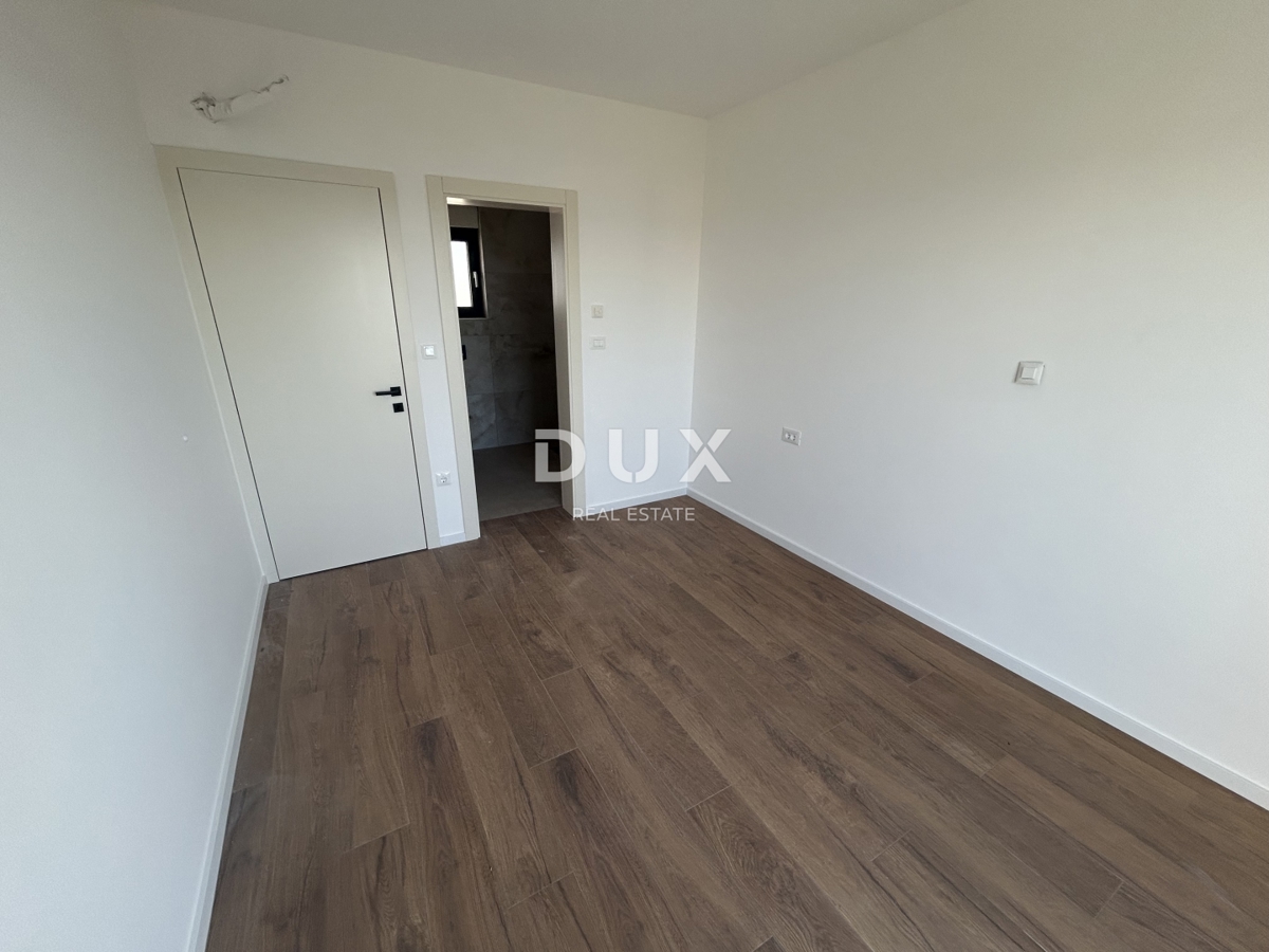 PRIMOŠTEN, DOLAC – Stanovanje v pritličju z vrtom in popolnim razgledom