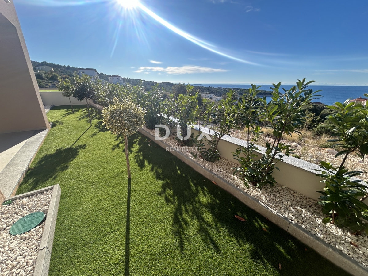 PRIMOŠTEN, DOLAC – Stanovanje v pritličju z vrtom in popolnim razgledom